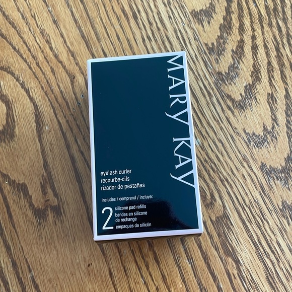 Mary Kay eyelash curler with 2 silicone pad refills - Picture 2 of 6